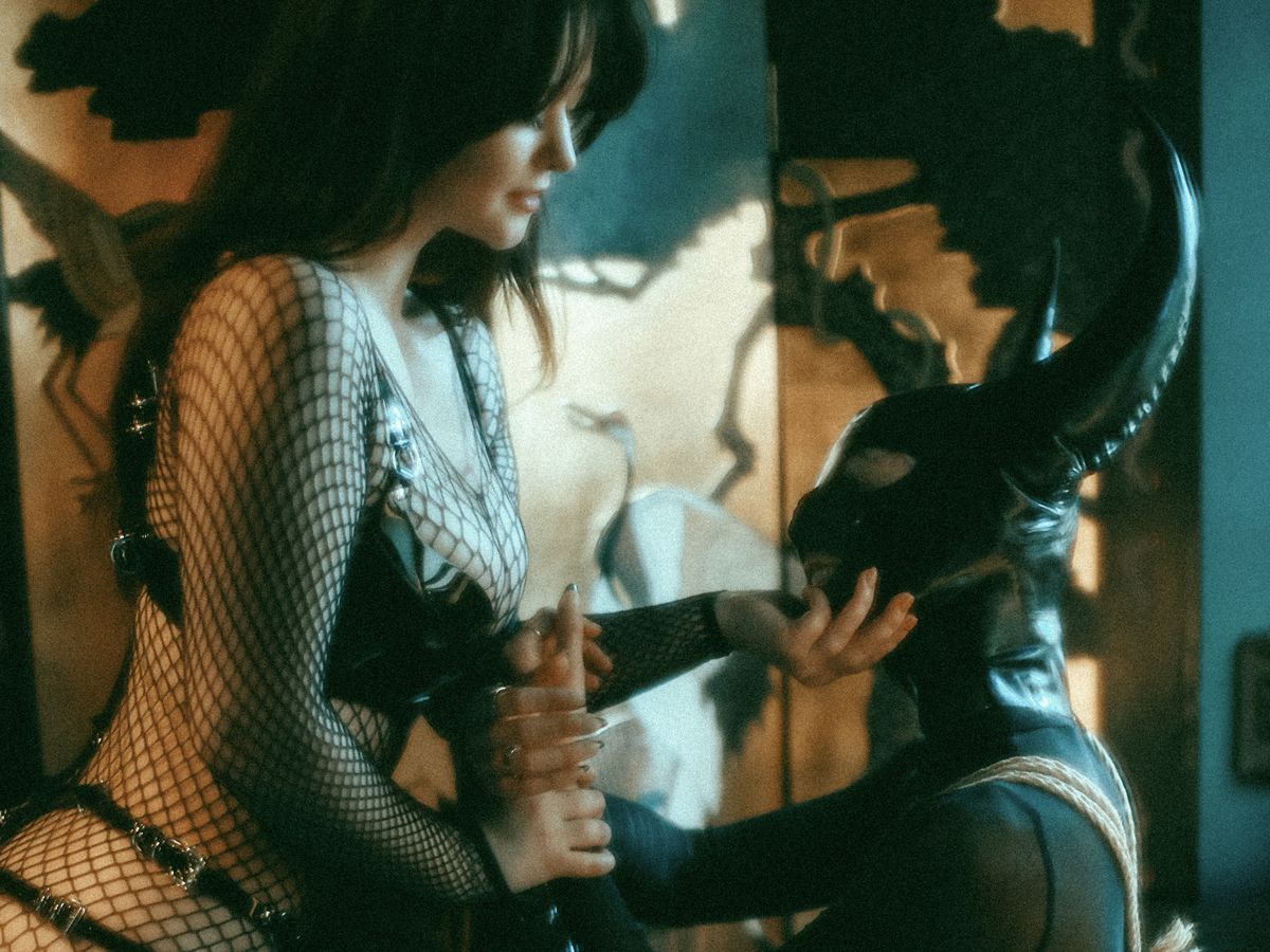 Dominatrix Akira editorial